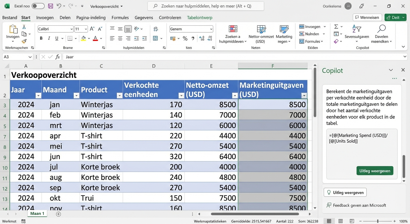 Een open Excel-document met informatie over kledingproducten en een open Copilot-chat ernaast met de output van de formule