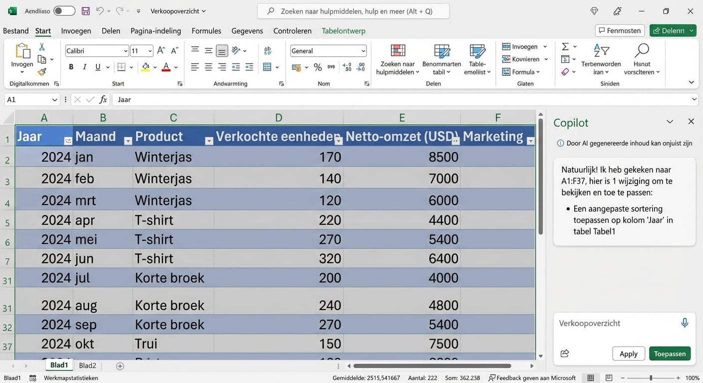 Een open Excel-document met informatie over kledingproducten en een open Copilot-chat ernaast, waar een gebruiker vraagt om de gegevens te sorteren op de kolom Jaar.