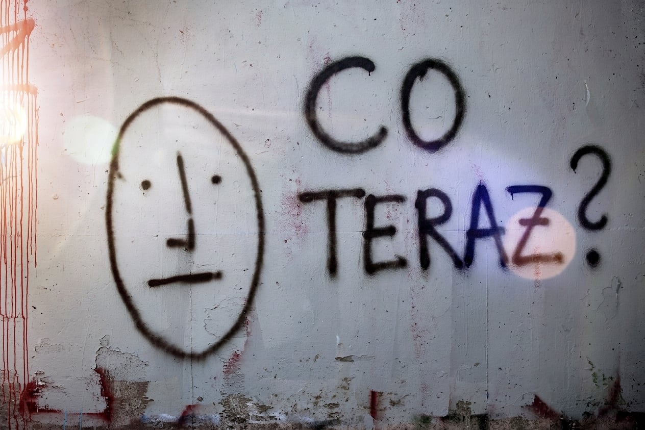 Graffiti na ścianie z pytaniem „co teraz?".jpg