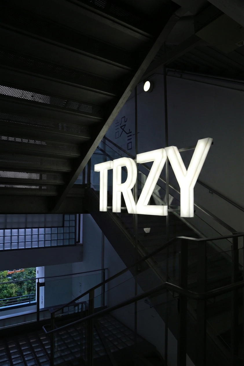 obraz cyfry trzy na czarnym tle