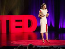 Kobieta prezentująca na konferencji TED