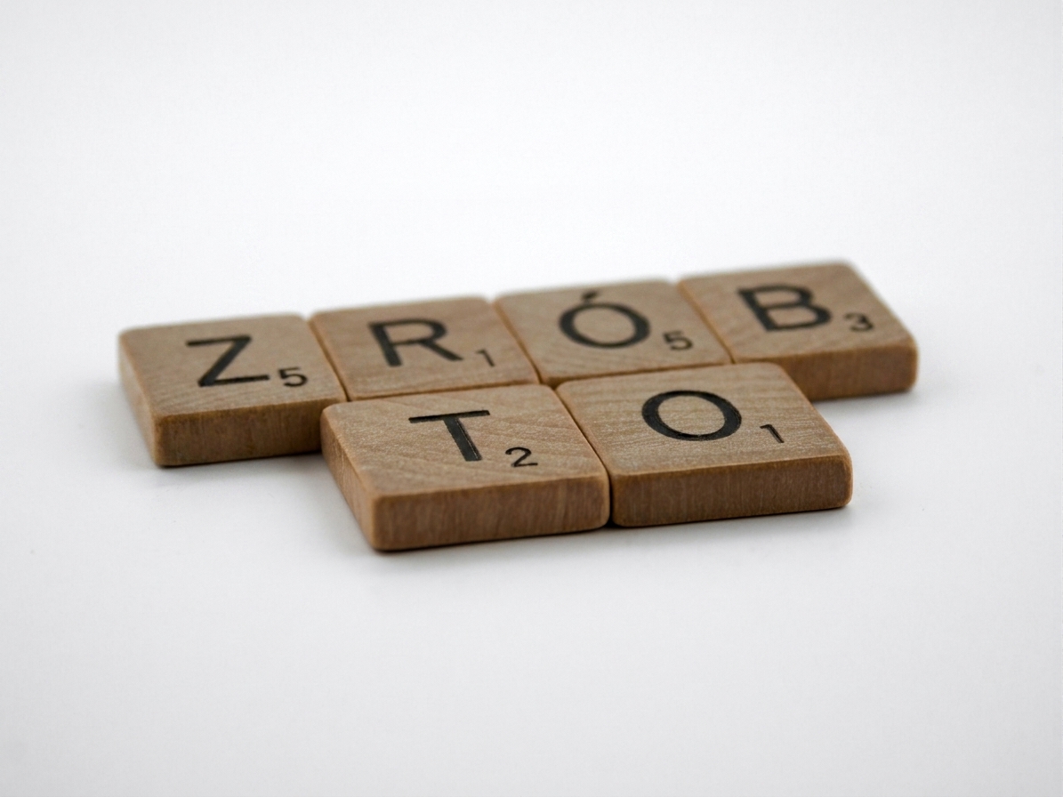 Kafelki liter Scrabble układają się w frazę Go For It