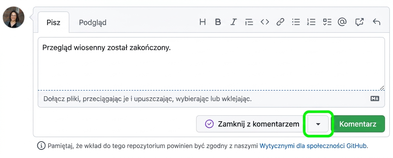 Widok komentarza zamykającego z wyróżnioną strzałką listy rozwijanej