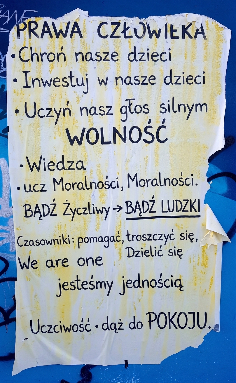 Zdjęcie podarowanego plakatu na ścianie z deklaracjami etycznymi.
