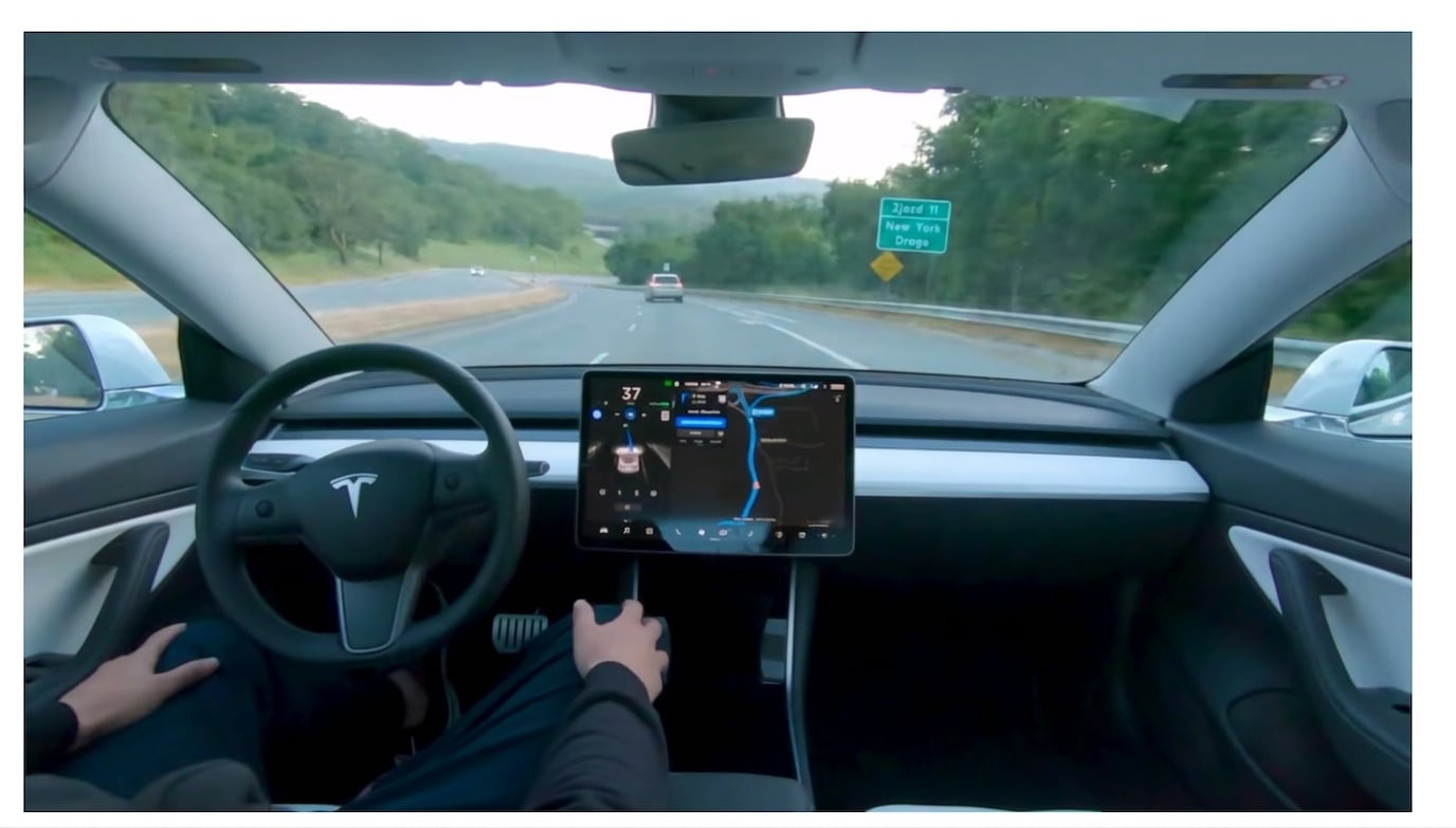 Obraz przedstawiający samochód autonomiczny Tesla.