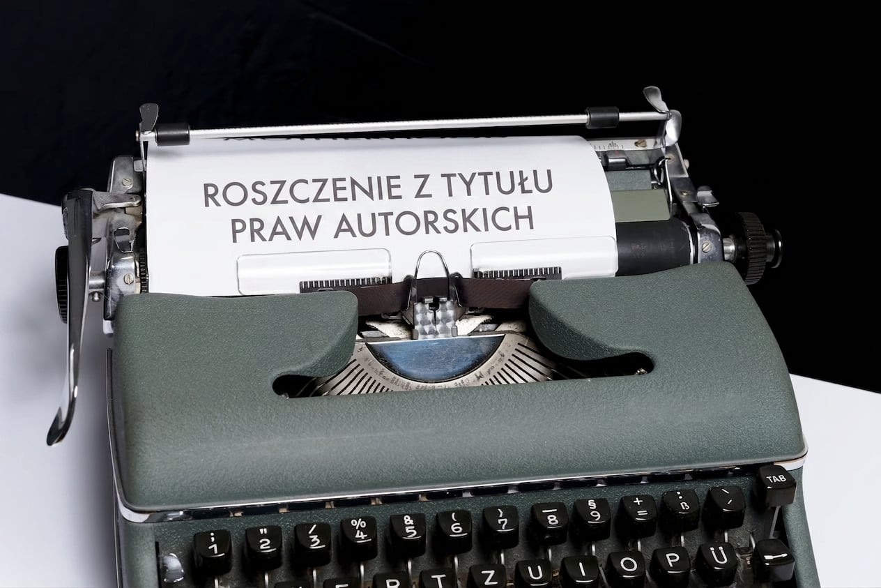 Słowa „copyright claim" wydrukowane na maszynie do pisania