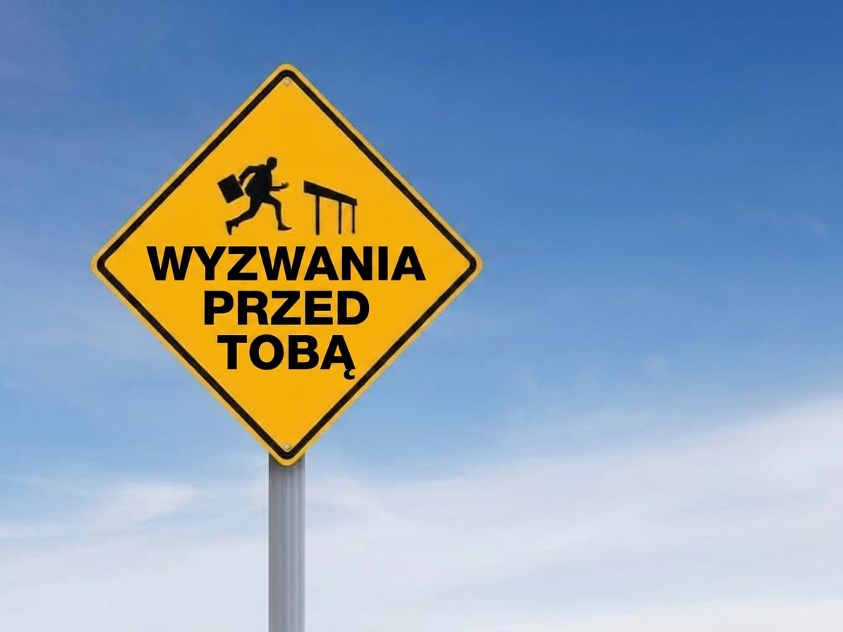Znak drogowy z sylwetką człowieka pokonującego przeszkodę i napisem „Challenges Ahead"