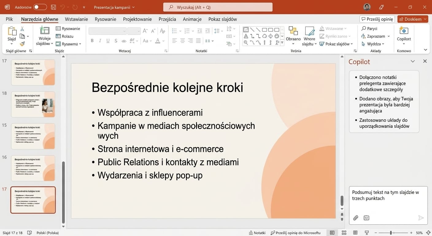 Zrzut ekranu slajdu PowerPoint z otwartym czatem Copilot i użytkownikiem proszącym o podsumowanie tekstu.