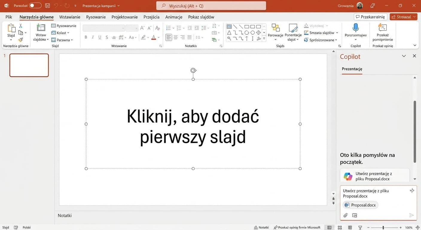Zrzut ekranu pustego dokumentu PowerPoint z otwartym czatem Copilot.