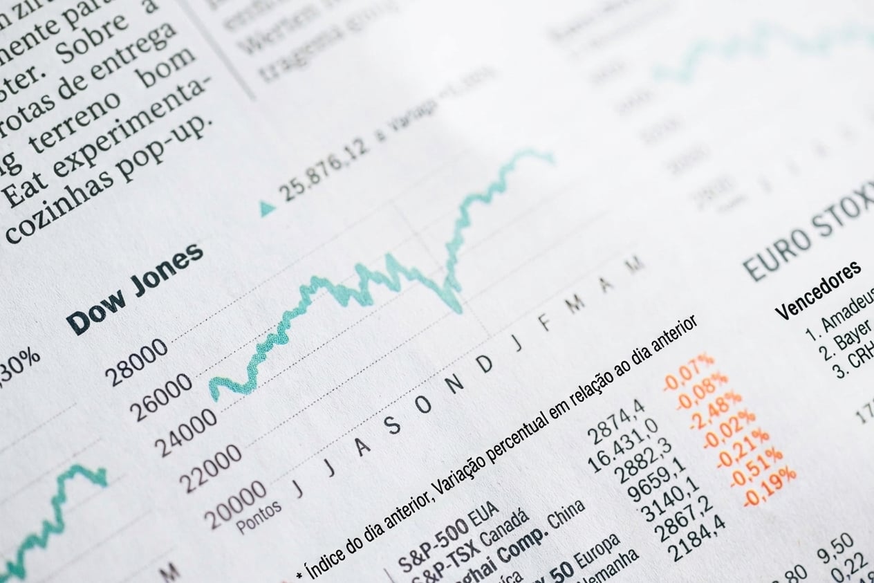 Imagem de jornal com gráfico Dow Jones
