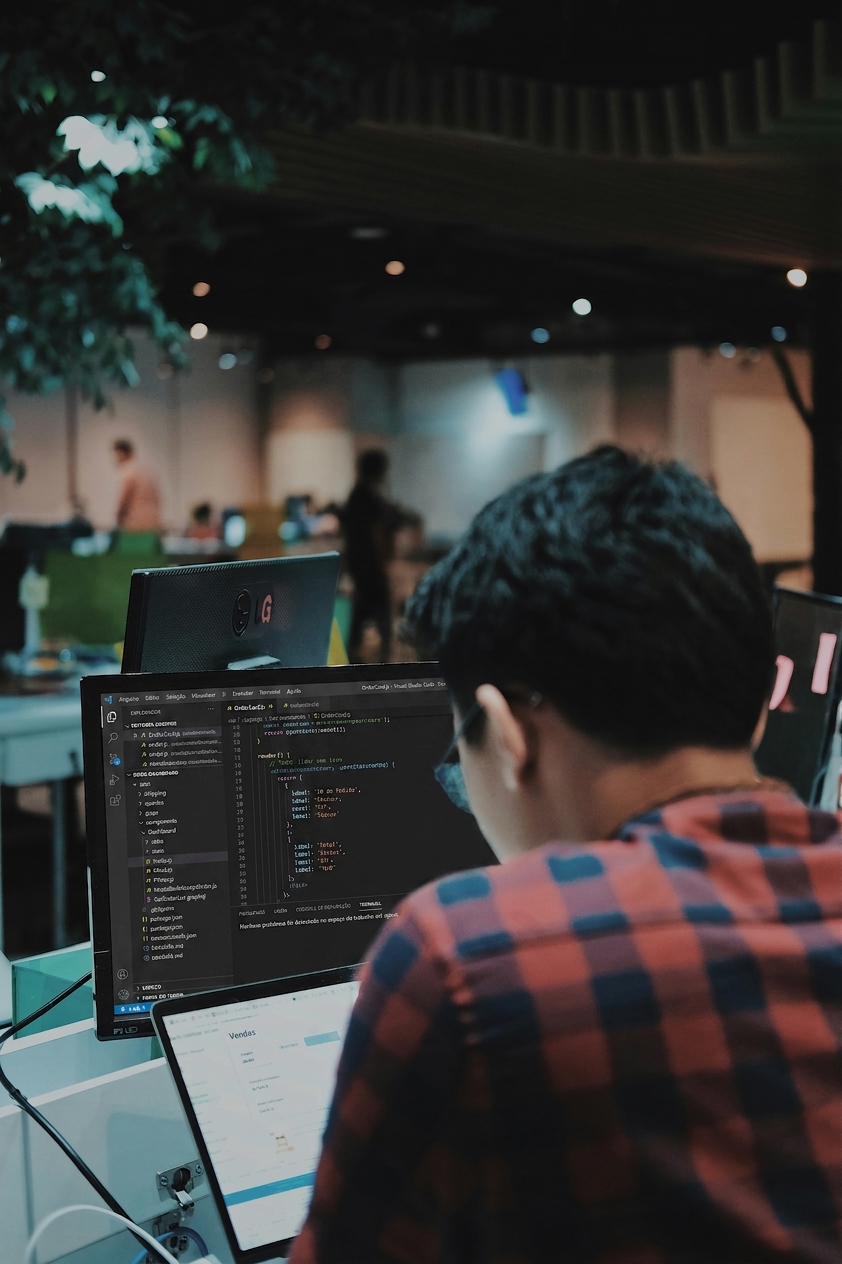 Foto de uma pessoa programando no computador