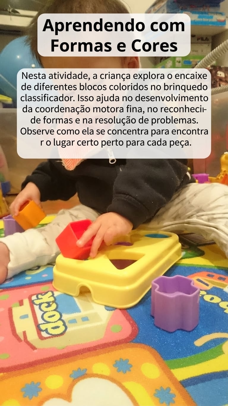 criança brincando com brinquedo de encaixe