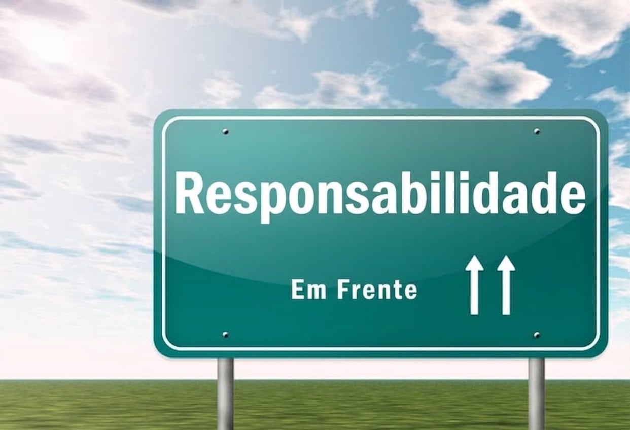 Uma placa de rua dizendo responsabilidade à frente