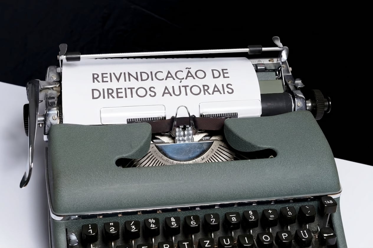 Imagem das palavras “alegação de direitos autorais” impressas em uma máquina de escrever