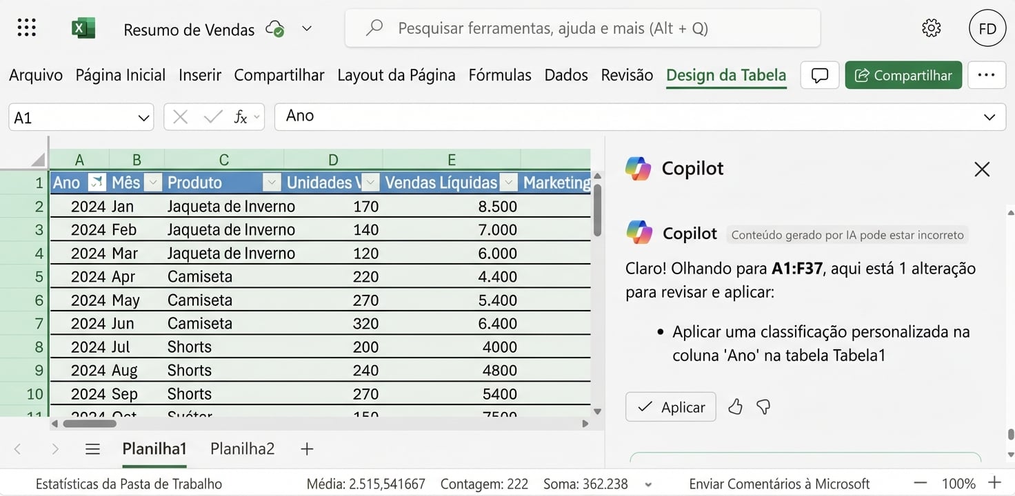 Um documento Excel aberto mostrando dados de produtos de vestuário e um chat do Copilot aberto ao lado com um usuário pedindo para classificar na coluna Ano.