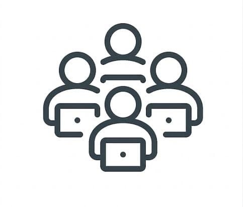 Equipe trabalhando em computadores para rotular dados