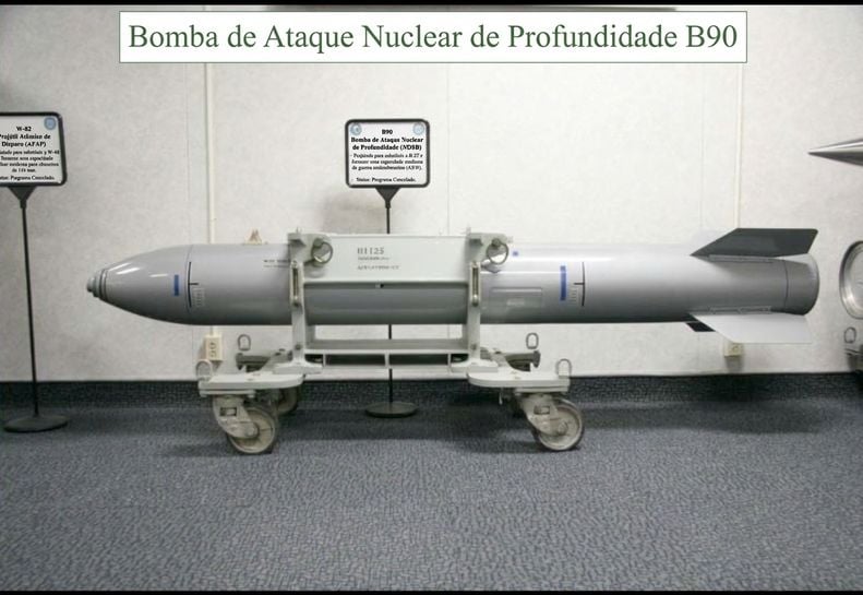 Imagem de uma bomba nuclear não detonada em um museu