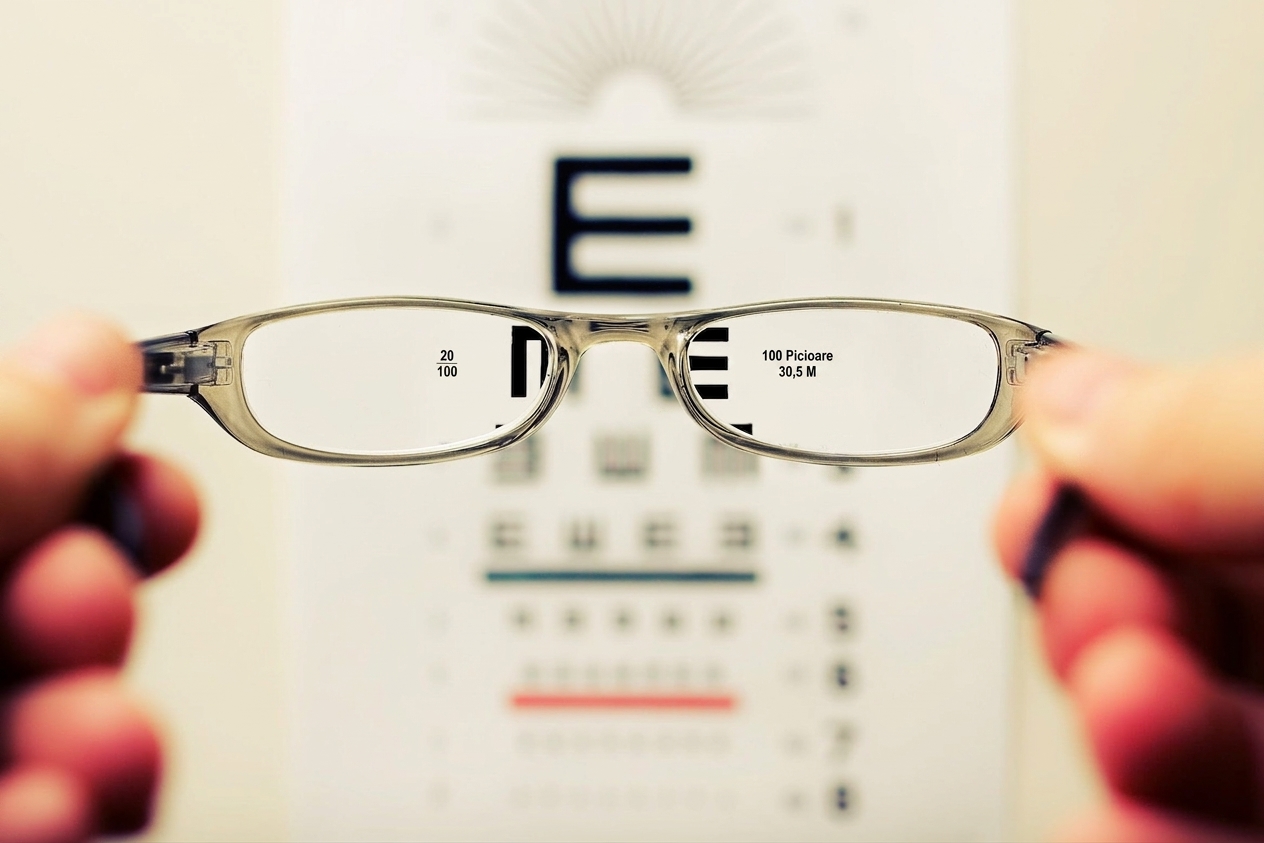 Ochelari privind un tabel optometric
