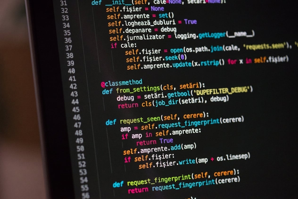 Imagine a unui laptop cu cod Python afișat