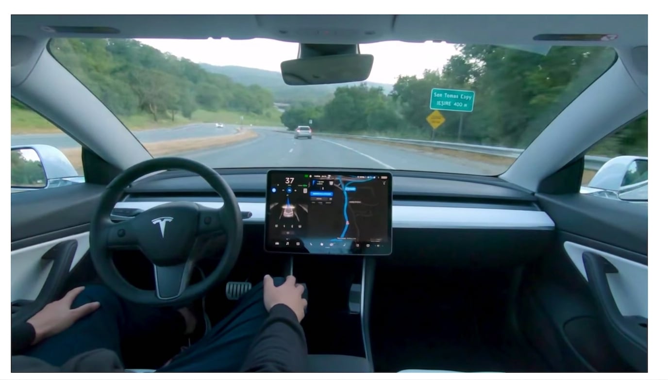 Imagine cu mașina cu conducere autonomă Tesla.