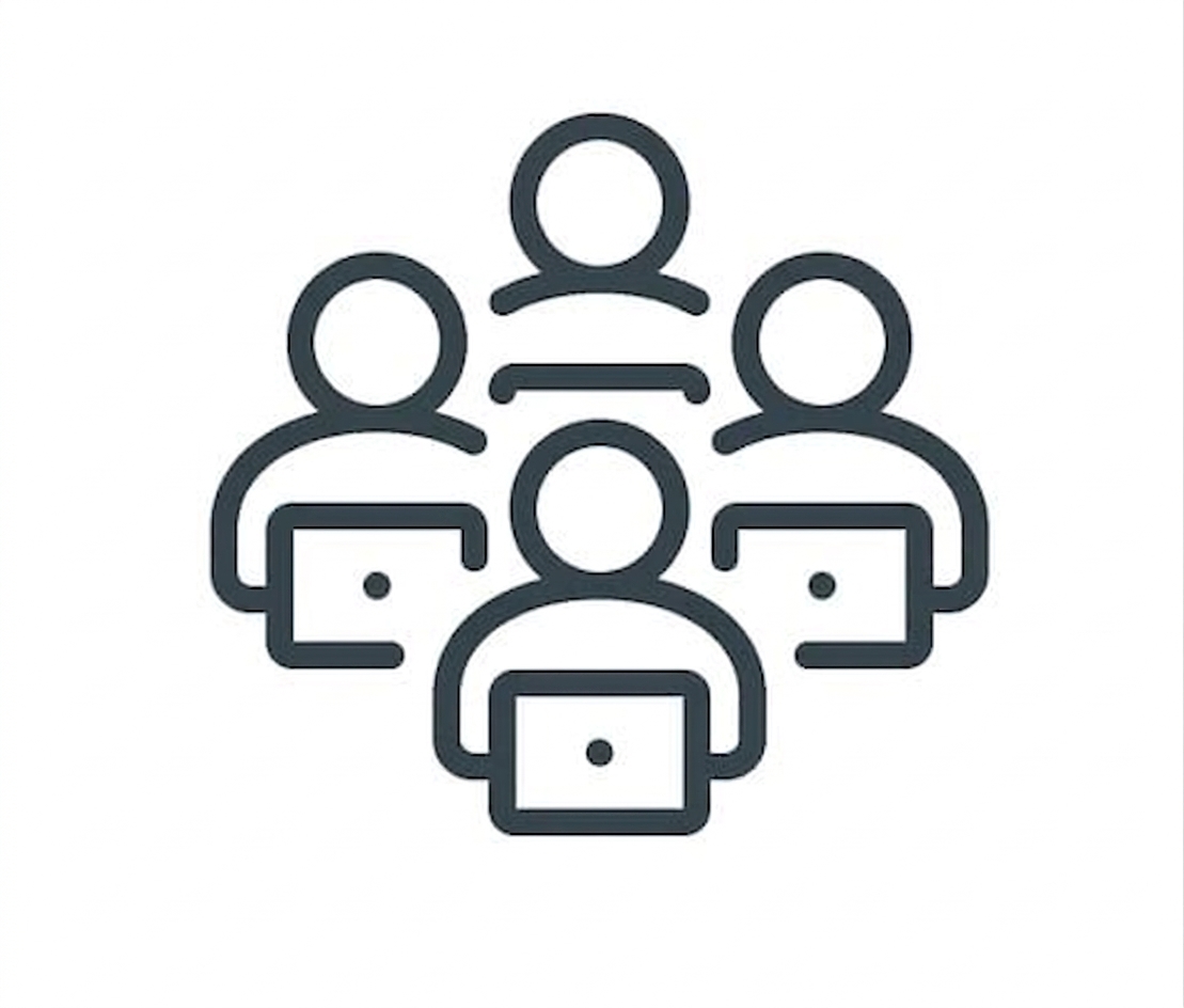 Echipă care lucrează la calculatoare pentru etichetarea datelor