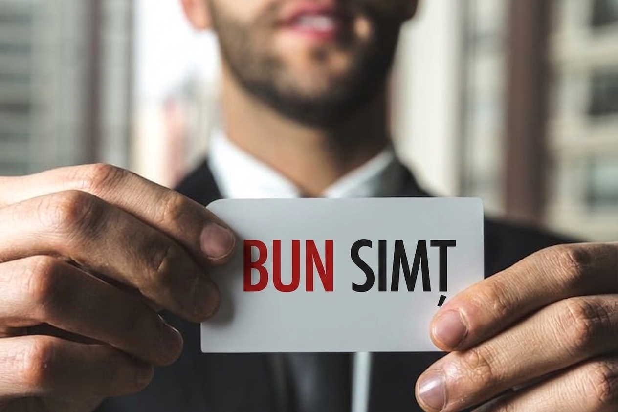 Bărbat care ține un carton cu inscripția „simț comun"