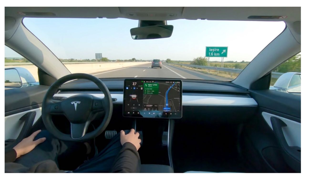 Imagine cu mașina cu conducere autonomă Tesla.