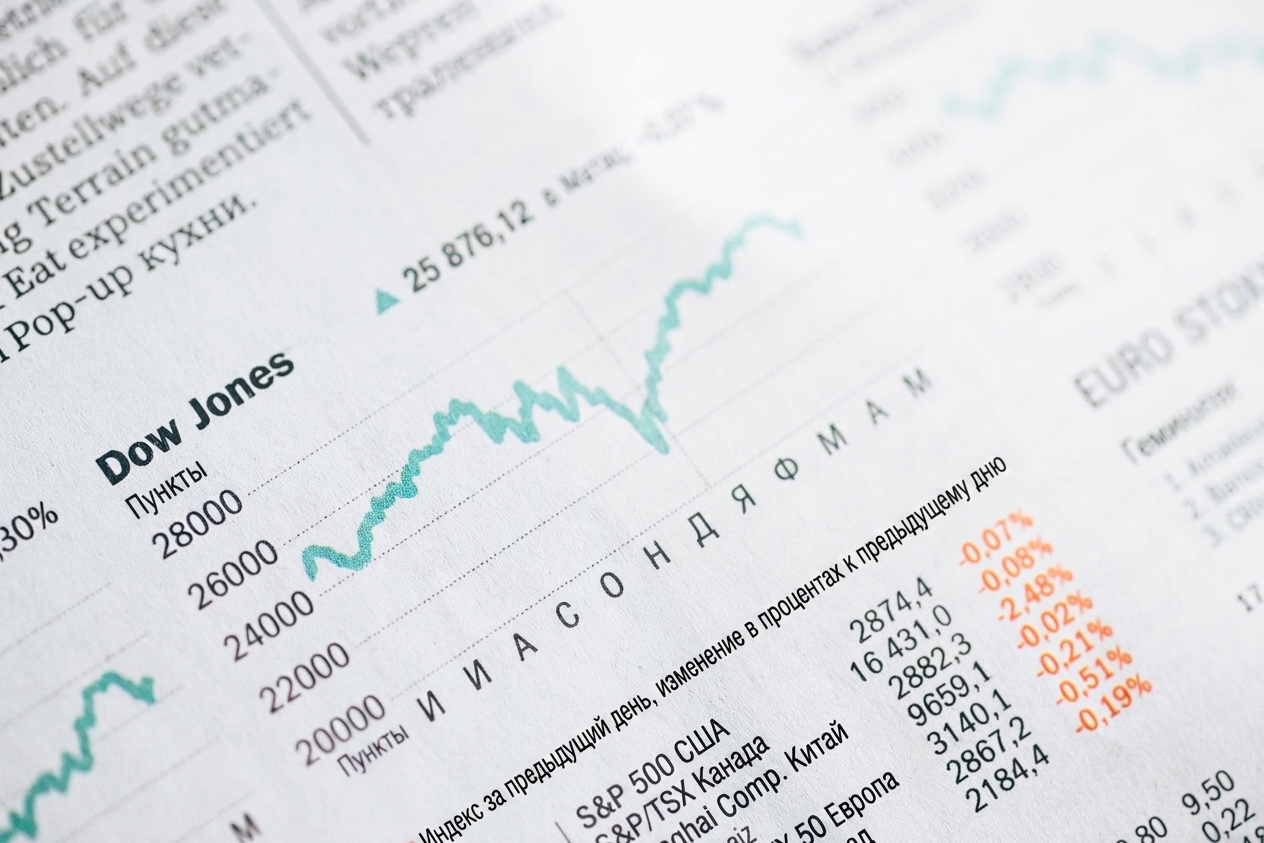 Изображение газеты с графиком индекса Dow Jones