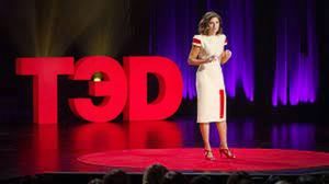Женщина выступает на TED-конференции