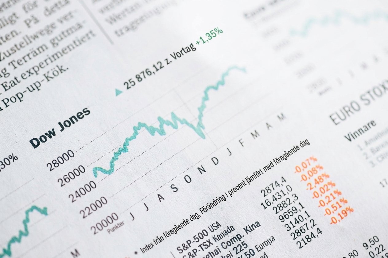 Bild av tidning med Dow Jones-diagram