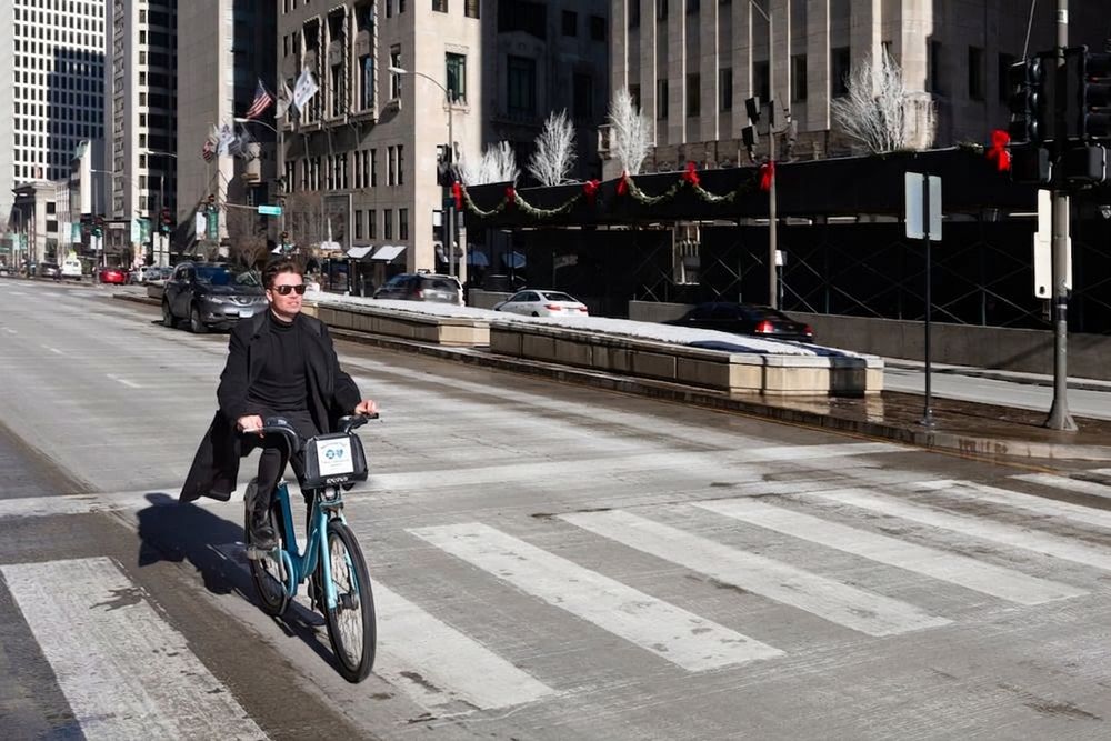 Person som cyklar genom staden på en Divvy-cykel