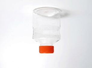 En bild på samma plastflaska, upp och ned och spegelvänd