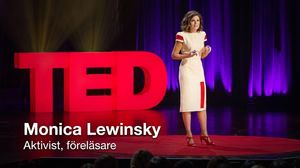 Kvinna som föreläser på ett TED-talk