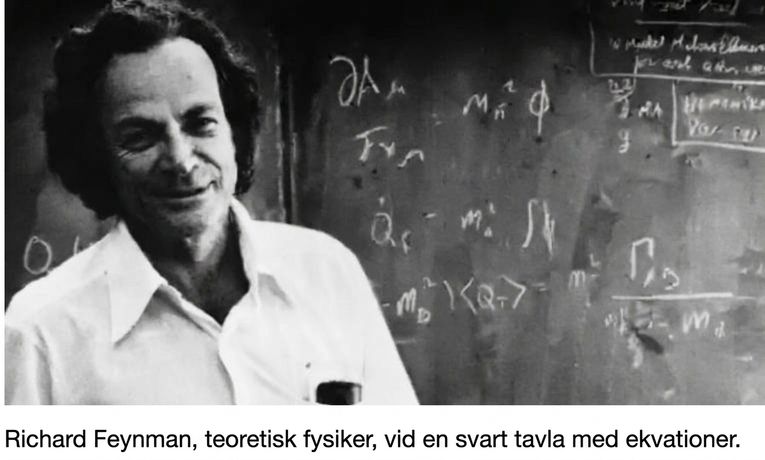 Richard Feynman står framför en svart tavla med matematiska ekvationer
