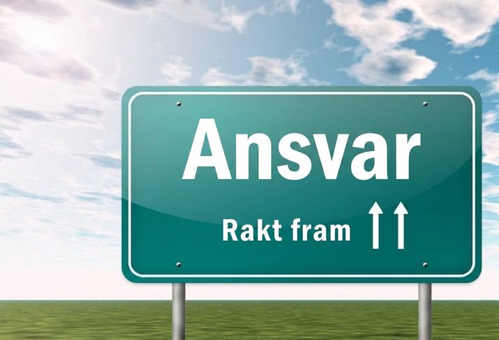 En vägskylt med texten ansvarsskyldighet framåt