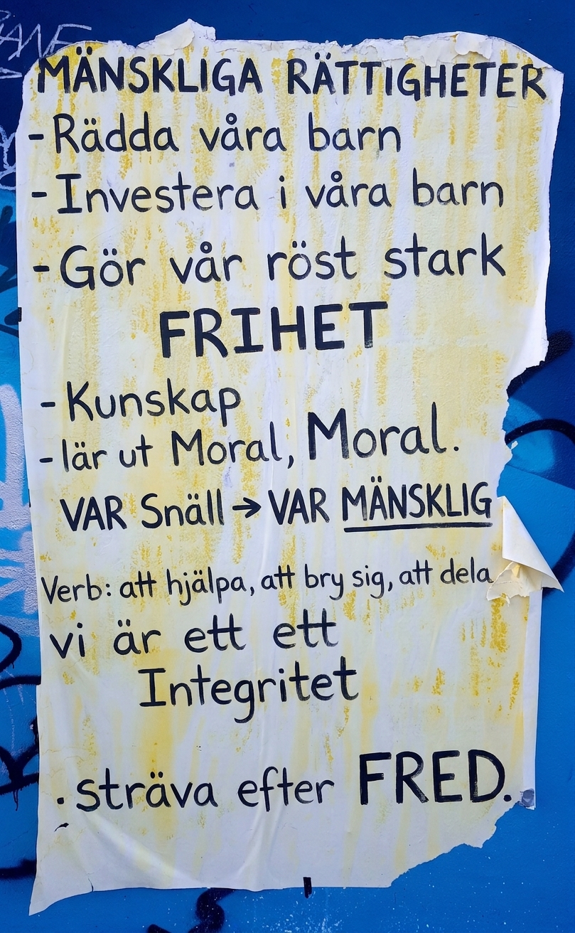 Foto av en söndersliten affisch på en vägg med etiska deklarationer.