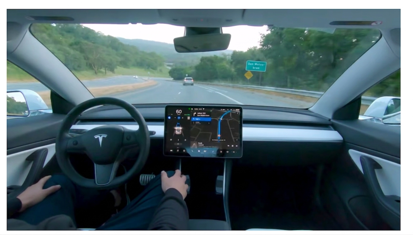 En bild som visar Teslas självkörande bil.