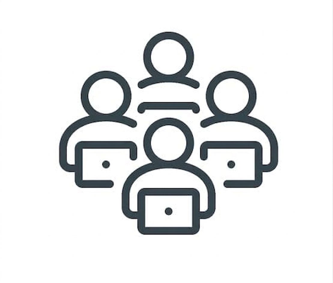 Team som arbetar vid datorer för att märka data
