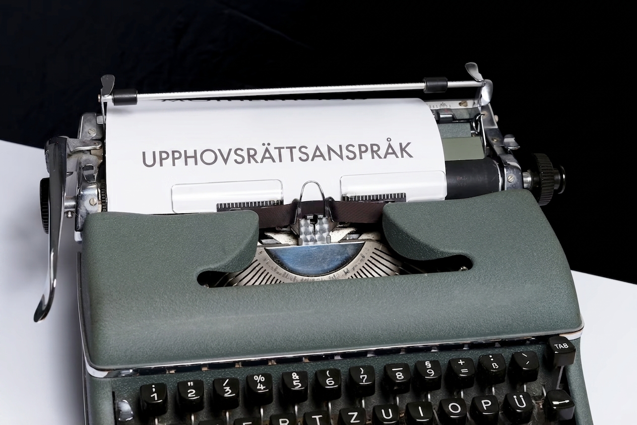 Bild på orden "copyright claim" tryckta på en skrivmaskin