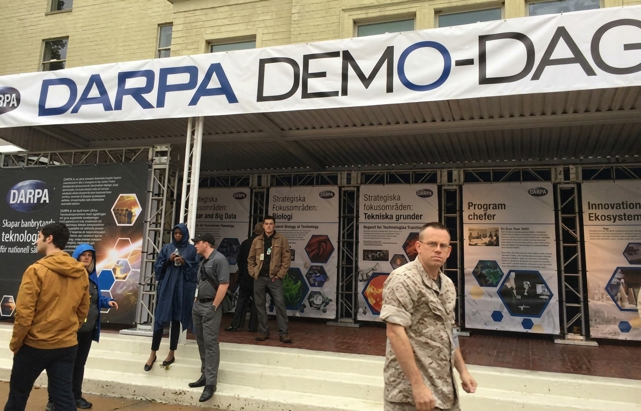 Bild från en konferensutställning med en banderoll som lyder "DARPA Demo Day"