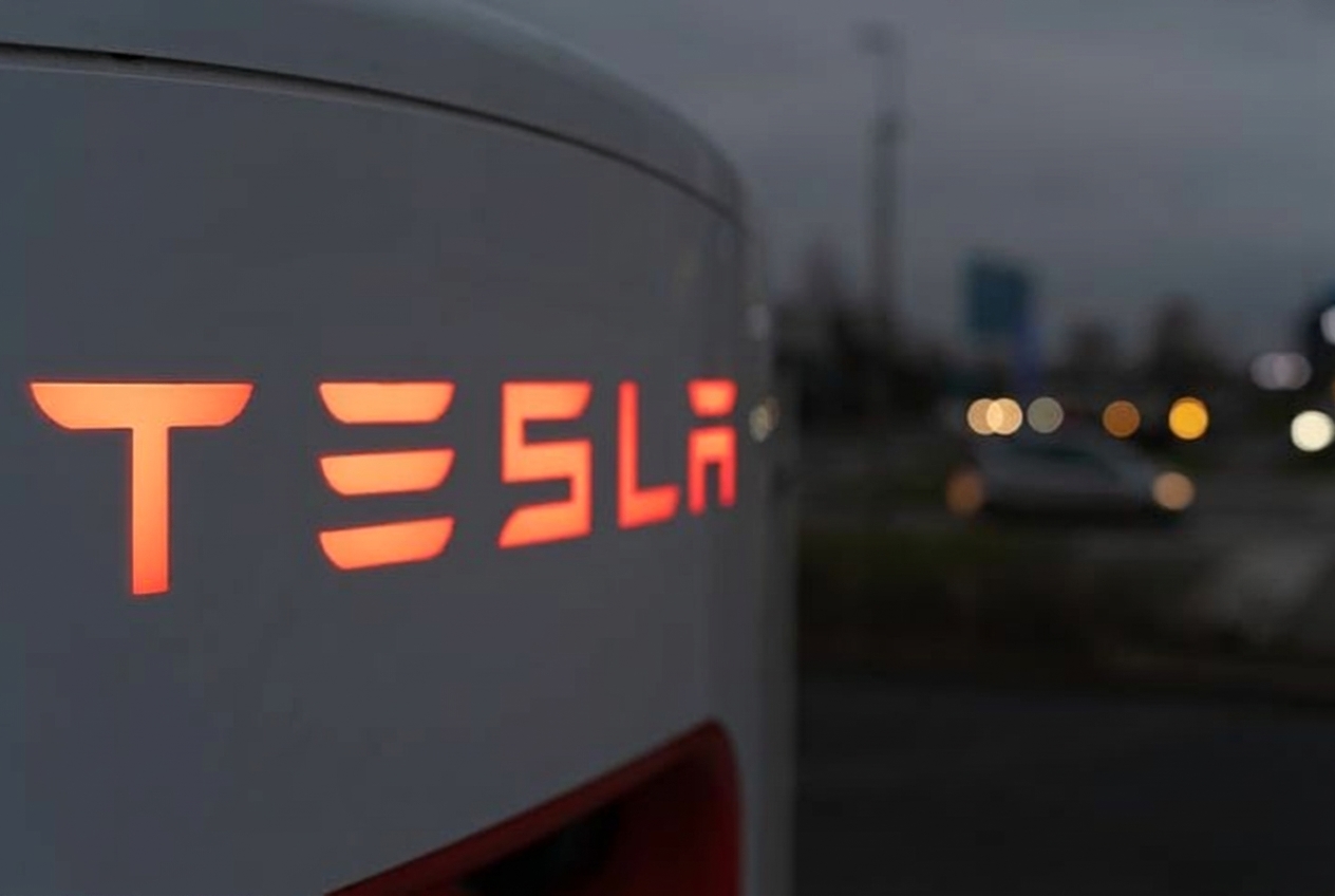 En bild av Teslas logotyp.
