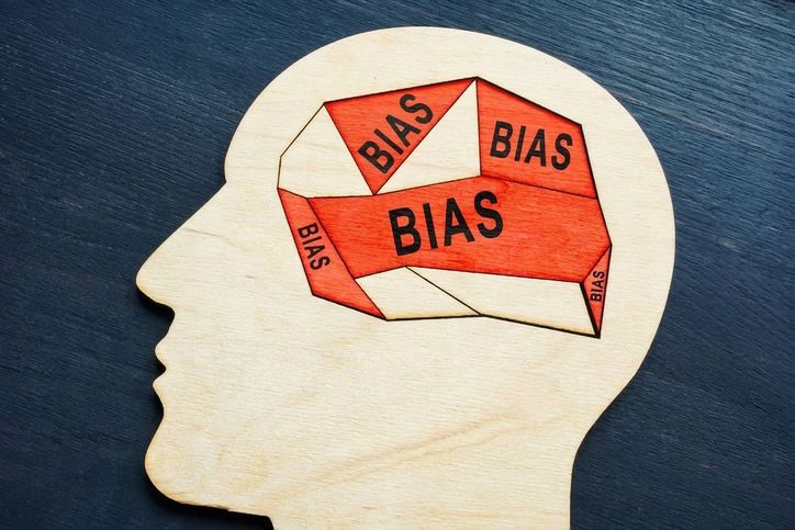 Bild av ett utskuret människohuvud där hjärnans olika delar är märkta med ordet bias