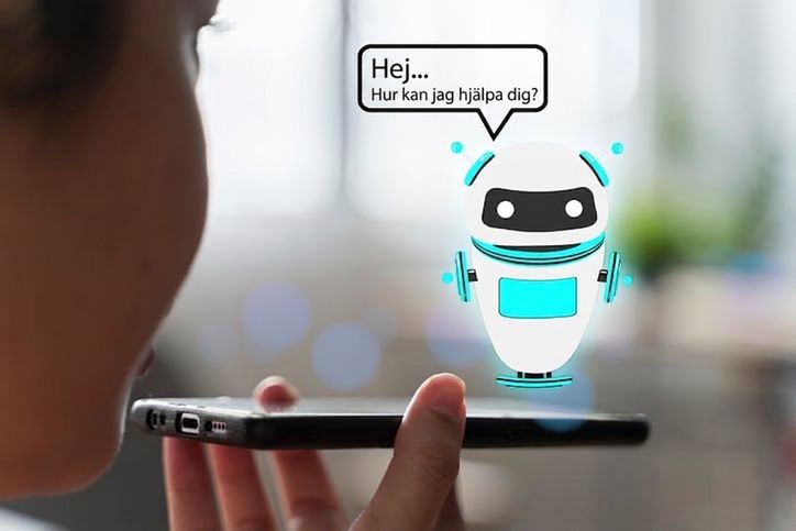 Bild på en person som talar i sin telefon, med en virtuell chatbot ovan som frågar hur den kan hjälpa till