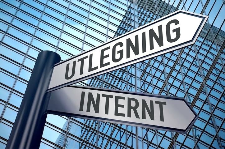En vägvisare med två möjliga riktningar – outsourca eller egenutveckla