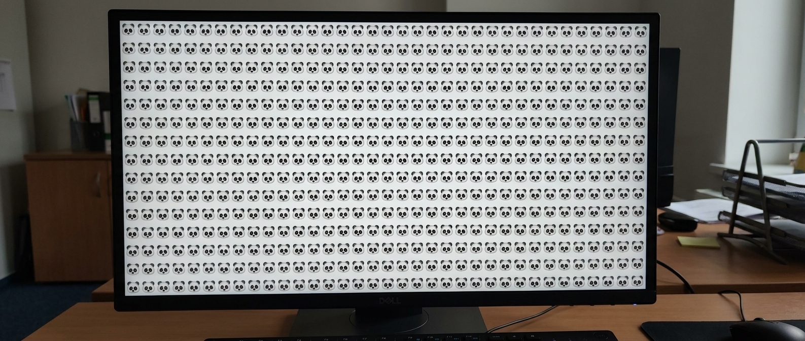 อีโมจิแพนด้าที่ปรากฏซ้ำหลายร้อยครั้ง แสดงถึงจำนวนผู้ใช้ pandas ที่มากมาย
