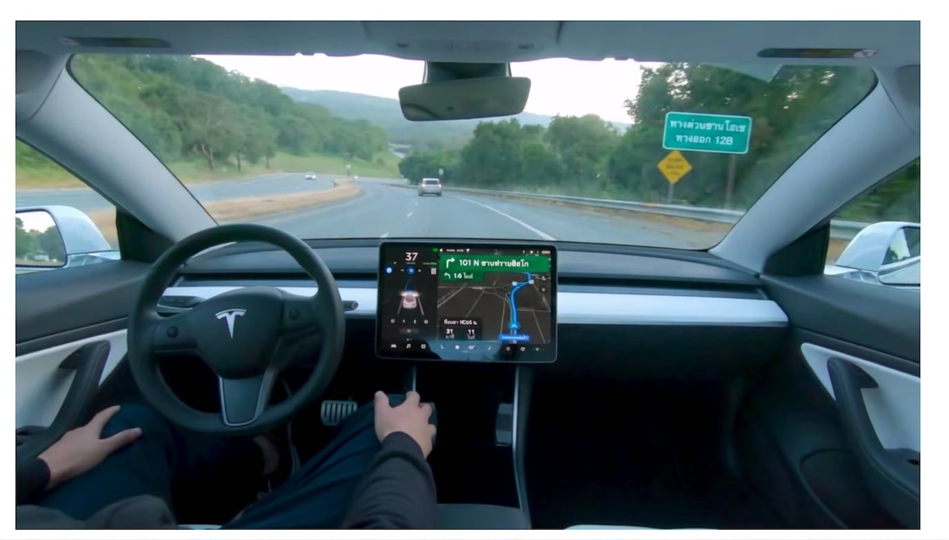 ภาพแสดงรถยนต์ขับเคลื่อนอัตโนมัติของ Tesla