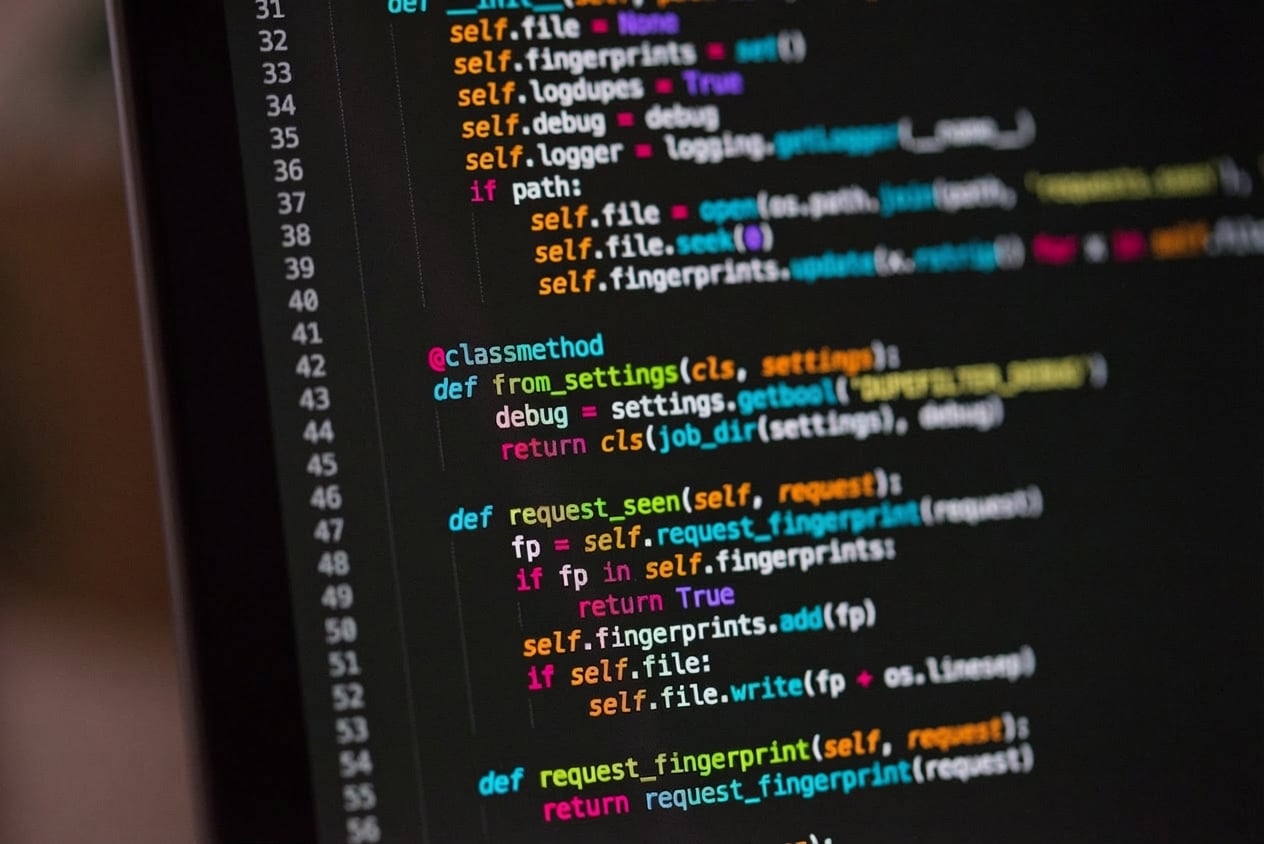 Ekranda Python kodu olan bir dizüstü bilgisayar