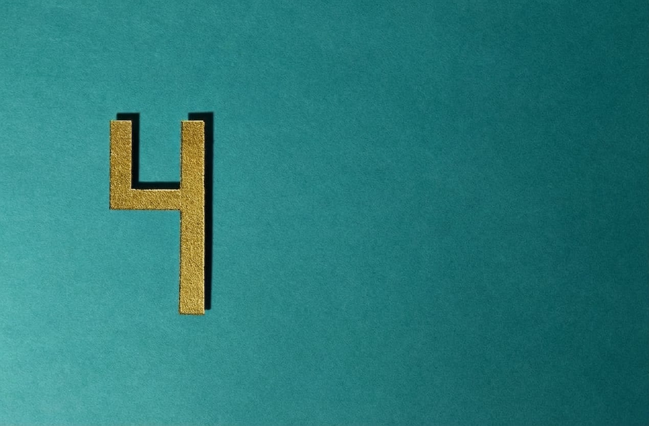 Yeşil arka planda dört rakamının görseli