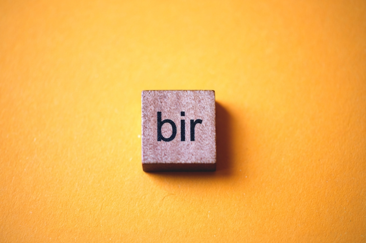 Turuncu arka planda bir rakamının görseli