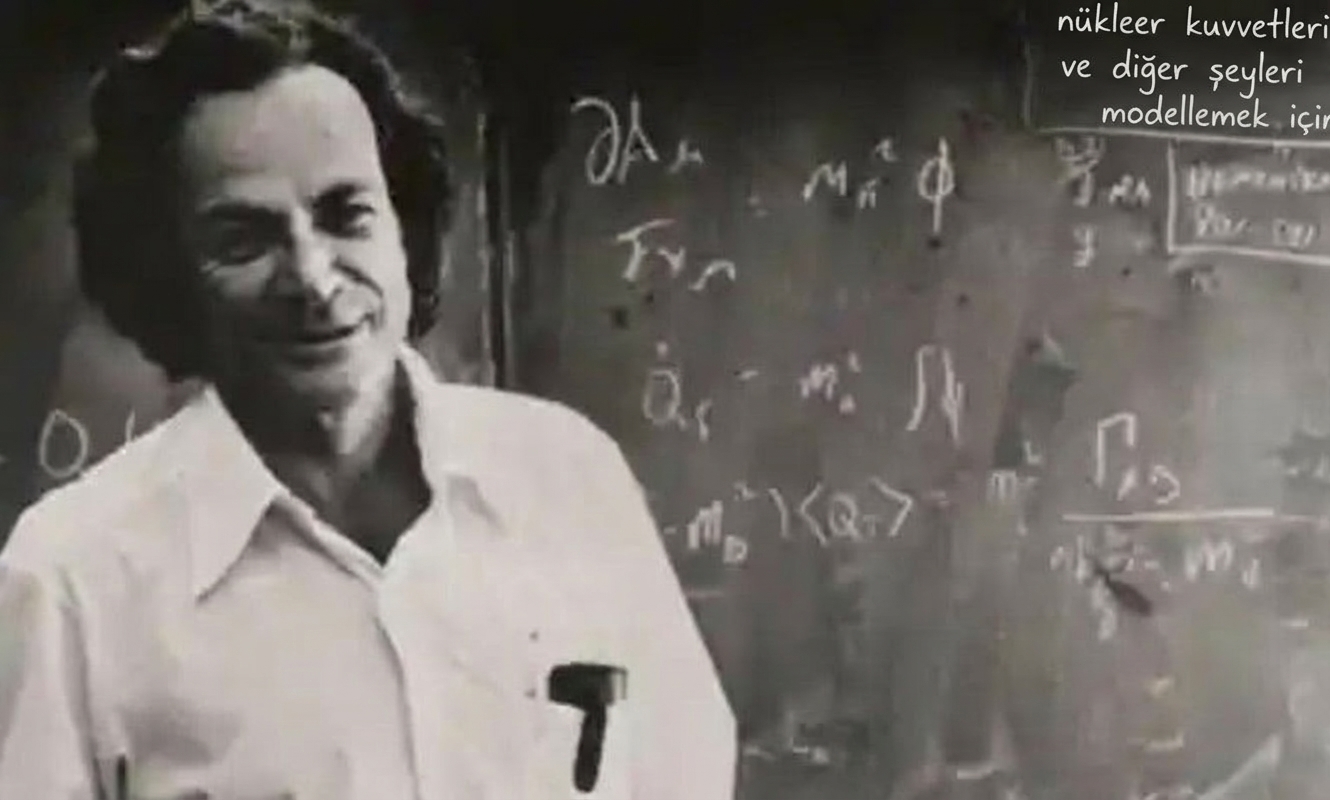 Richard Feynman matematik denklemleri olan bir tahtanın önünde duruyor